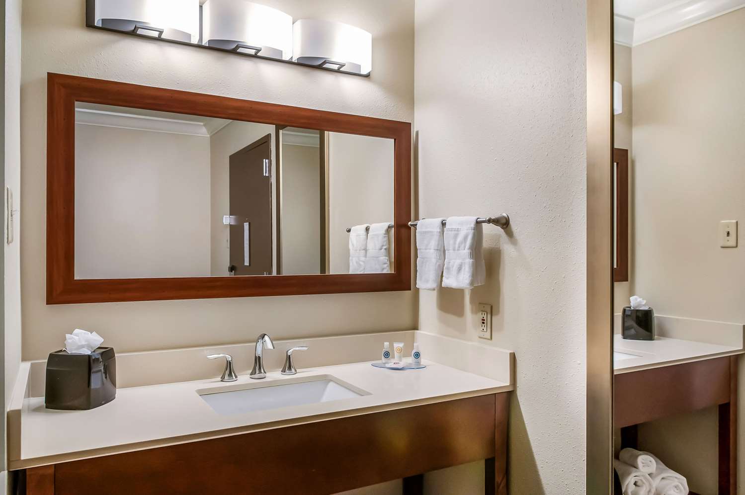 Comfort Inn and Suites At Copeland Tower 17/17