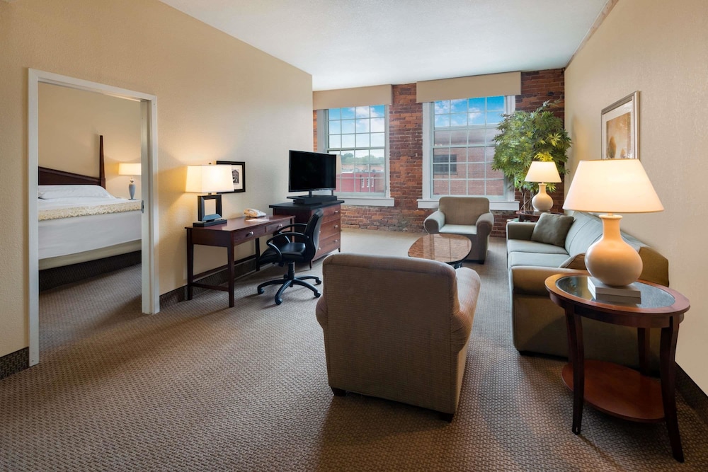 Hawthorn Suites By Wyndham Rome 15/24