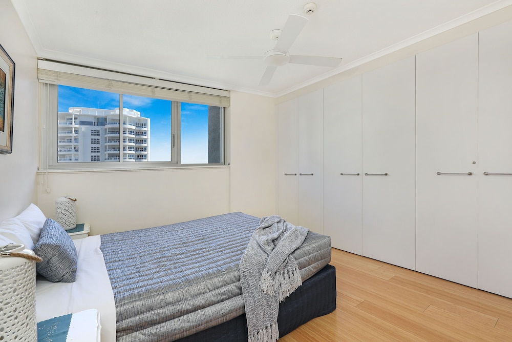 ELOUERA TOWER BEACHFRONT APARTMENTS 45/69