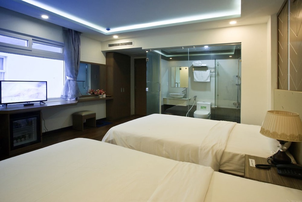 DELUXE, QUADRUPLE, 2 DOUBLE BEDS