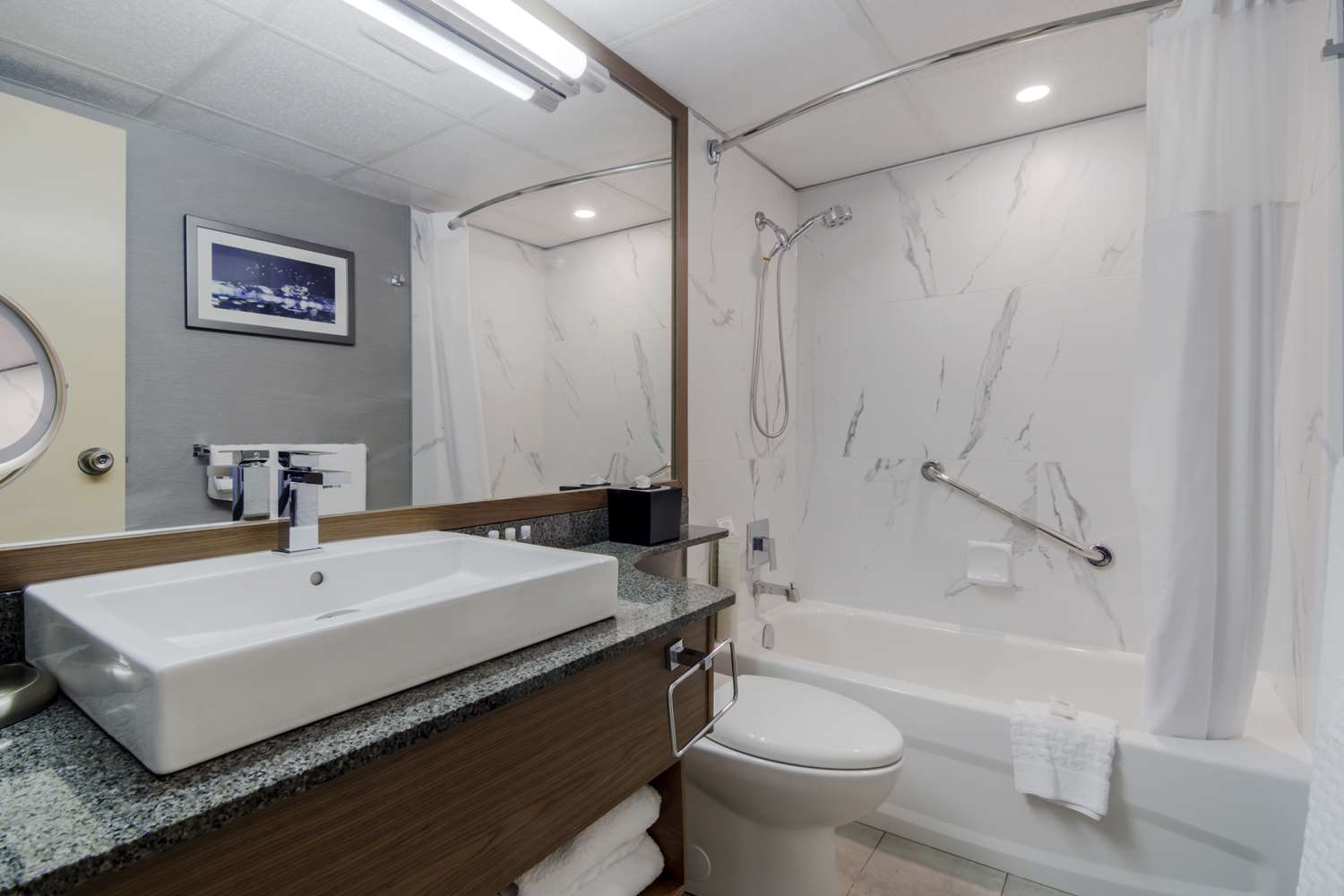 غرفة بسرير كينج بشرفة، Best Western Premier Chateau Granville Hotel and Suites and Conf. Centre 4/4