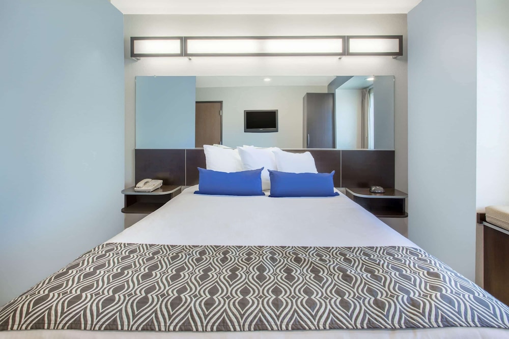 غرفة قياسية بسرير كوين، Microtel Inn Suites Klamath Falls 3/10