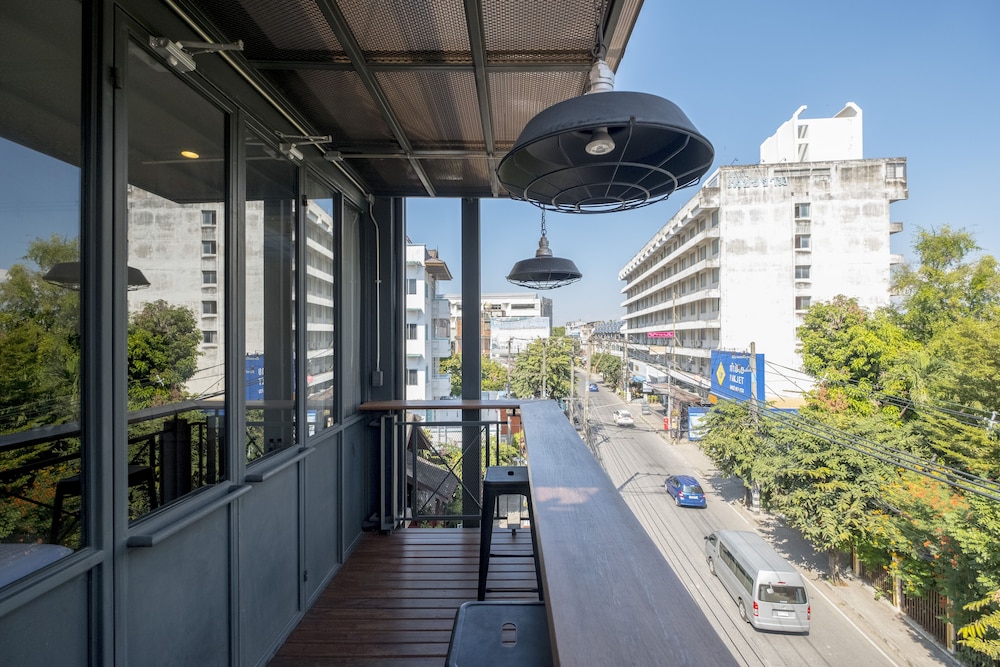 Iron32 Hotel Bar And Bistro 52/68
