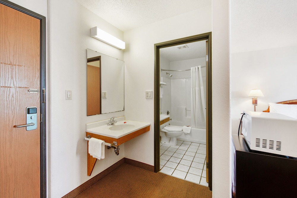 OYO Hotel Portage I-94 24/39