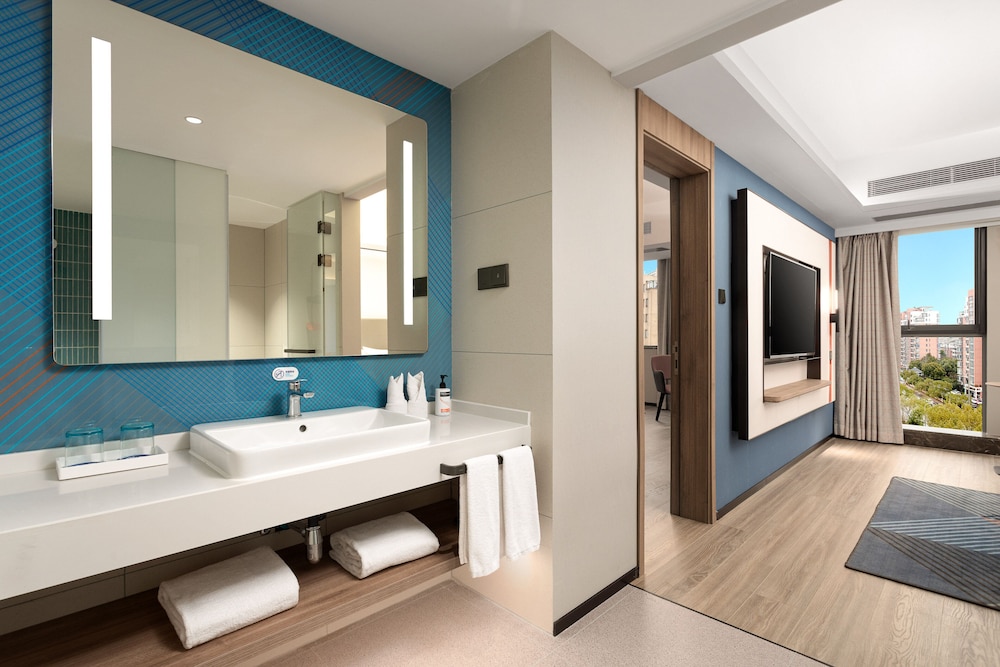 Holiday Inn Express Shanghai Gumei 53/56