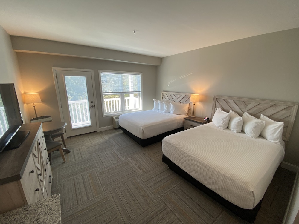Deluxe, 2 Queen Beds, River View, Balcony