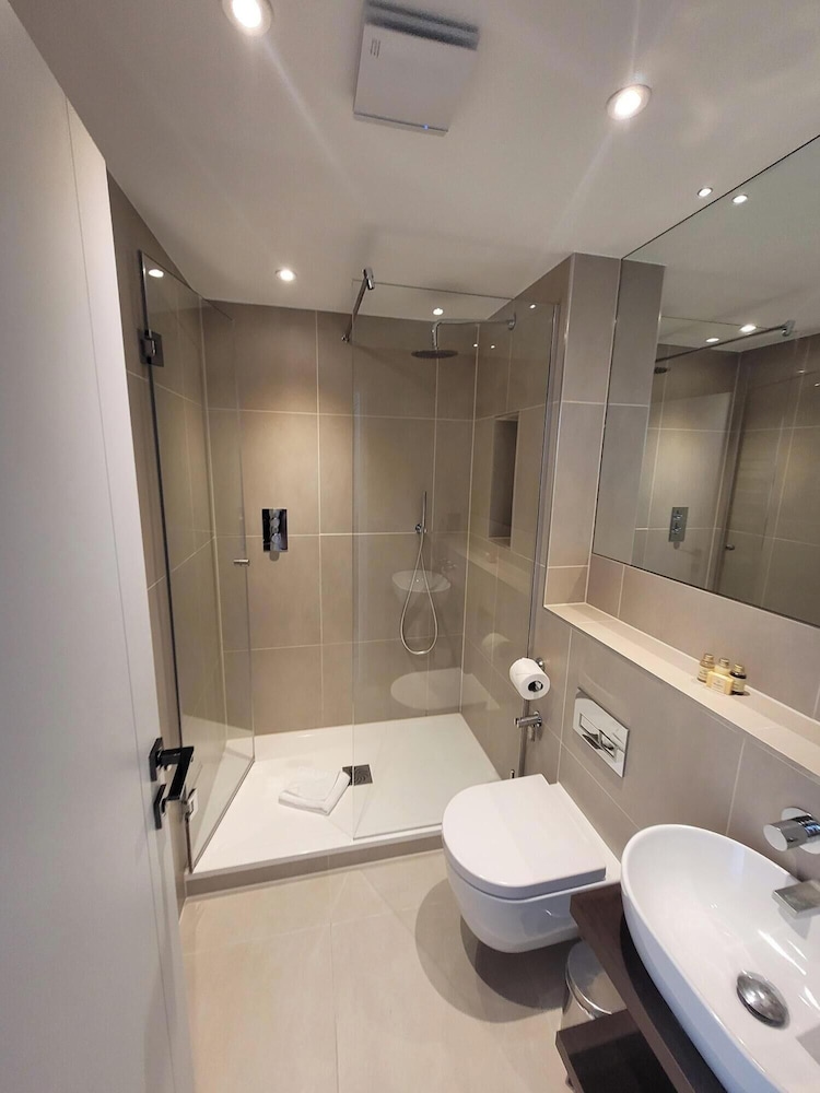 Buckingham Palace Residences by Aeria Apartments 38/45
