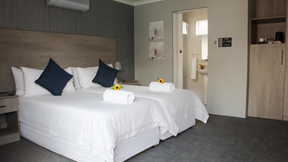 ROOM, TWIN BEDS