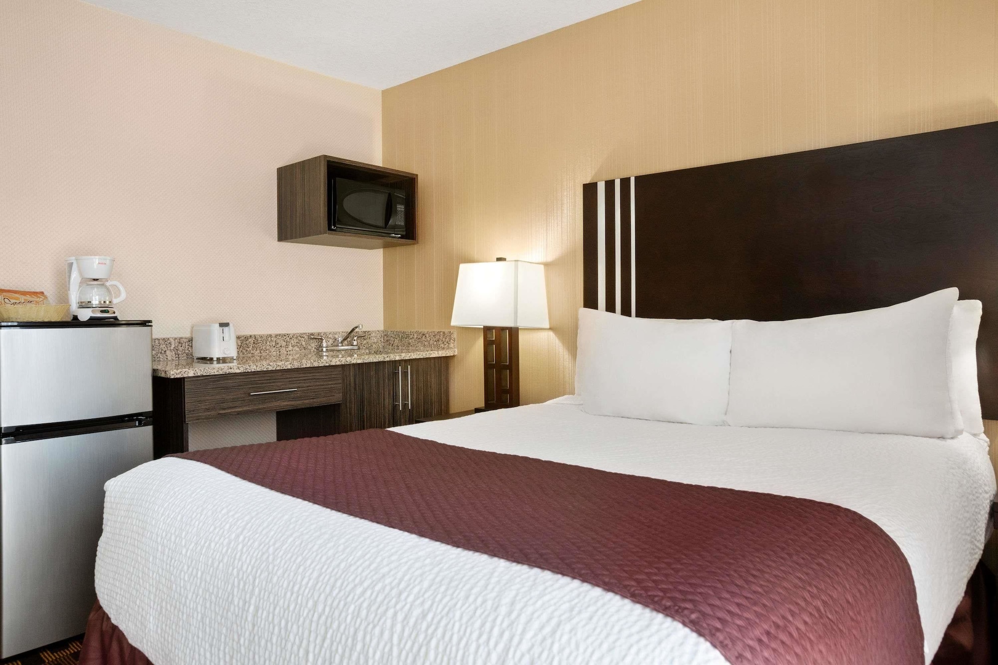 Efficiency, King Bed, Kitchen