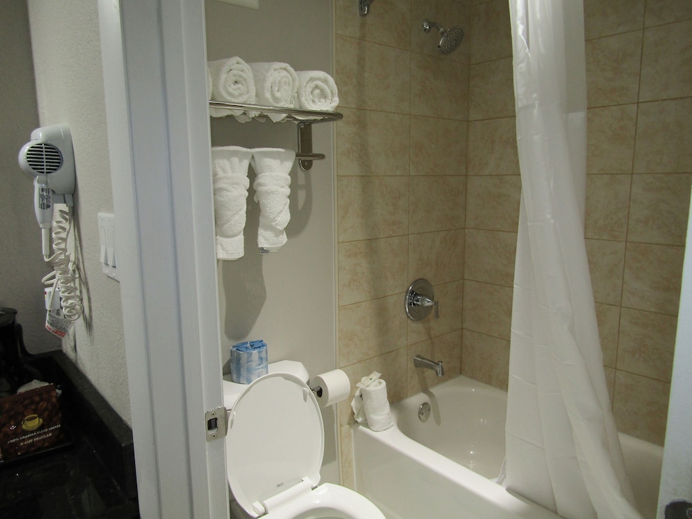 جناح بسريرين مزدوجين بغرفتين مع أريكة، Quality Inn & Suites Kissimmee near Main Gate 9/10