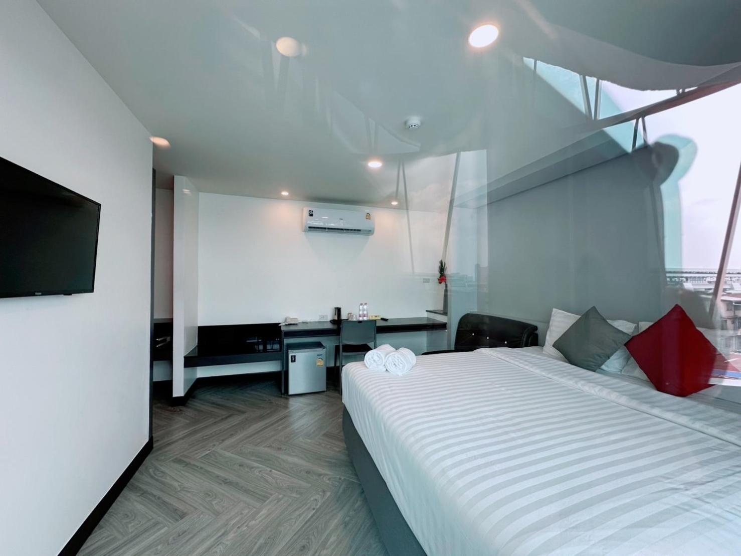 14 Sathorn Hotel 16/42