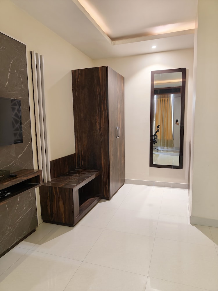 Pinnacle by Click Hotels, Lucknow 37/63
