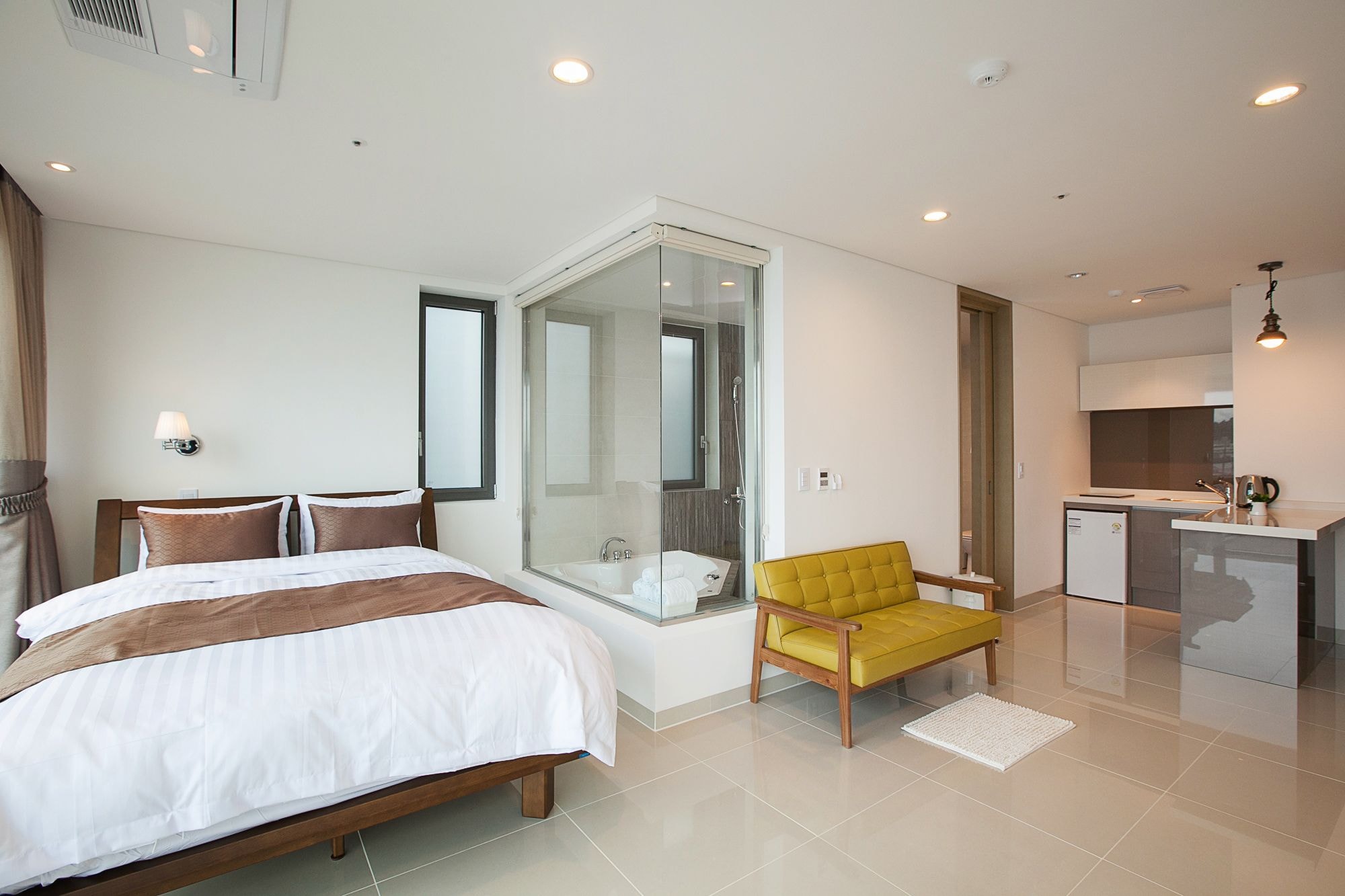 DELUXE, DOUBLE BED
