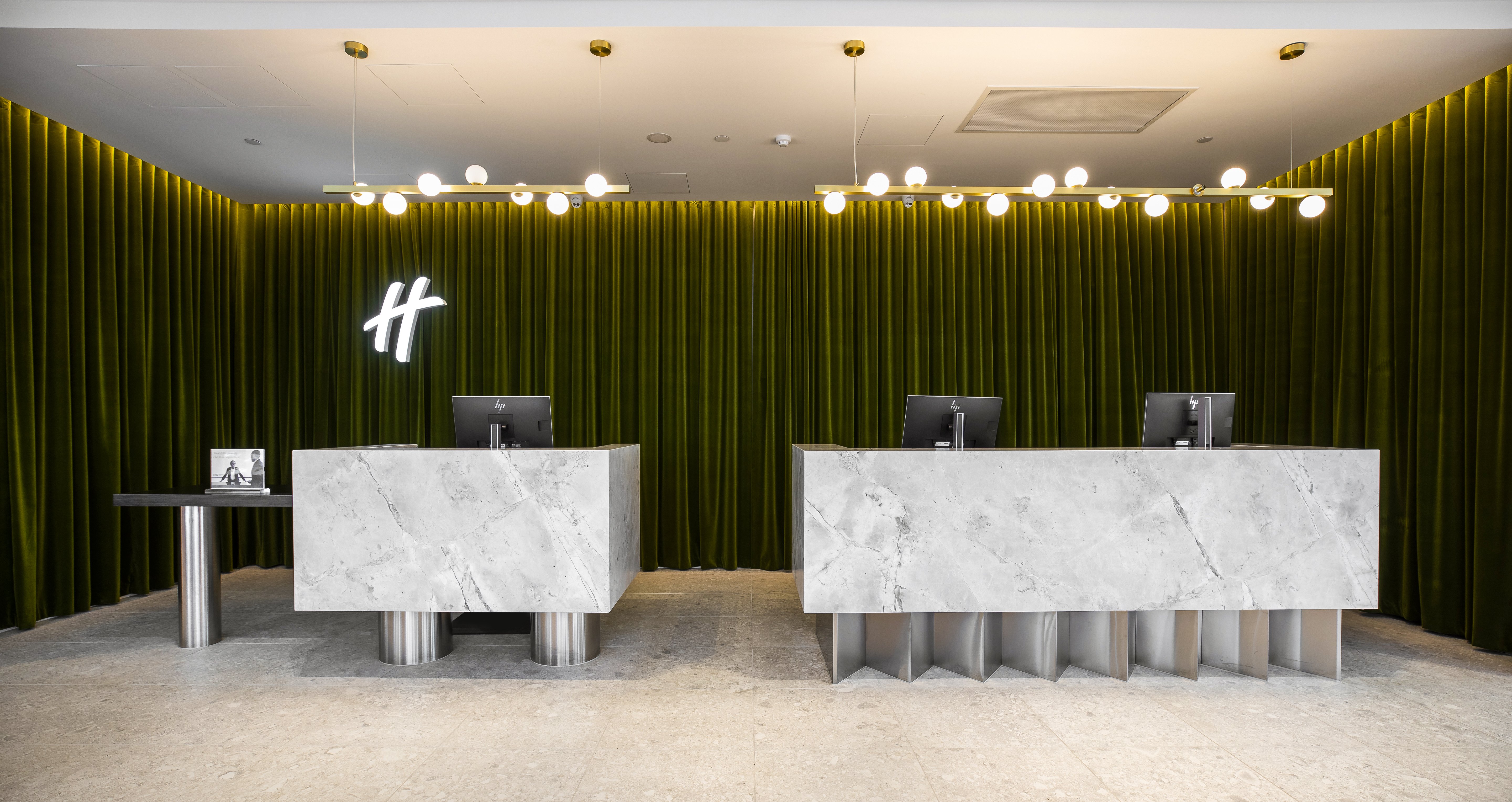 HOLIDAY INN WERRIBEE 11/75