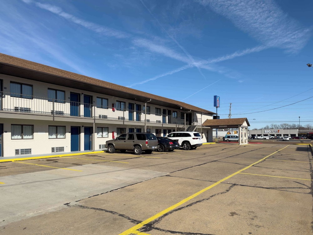 Motel6 Dyersburg, TN 32/50