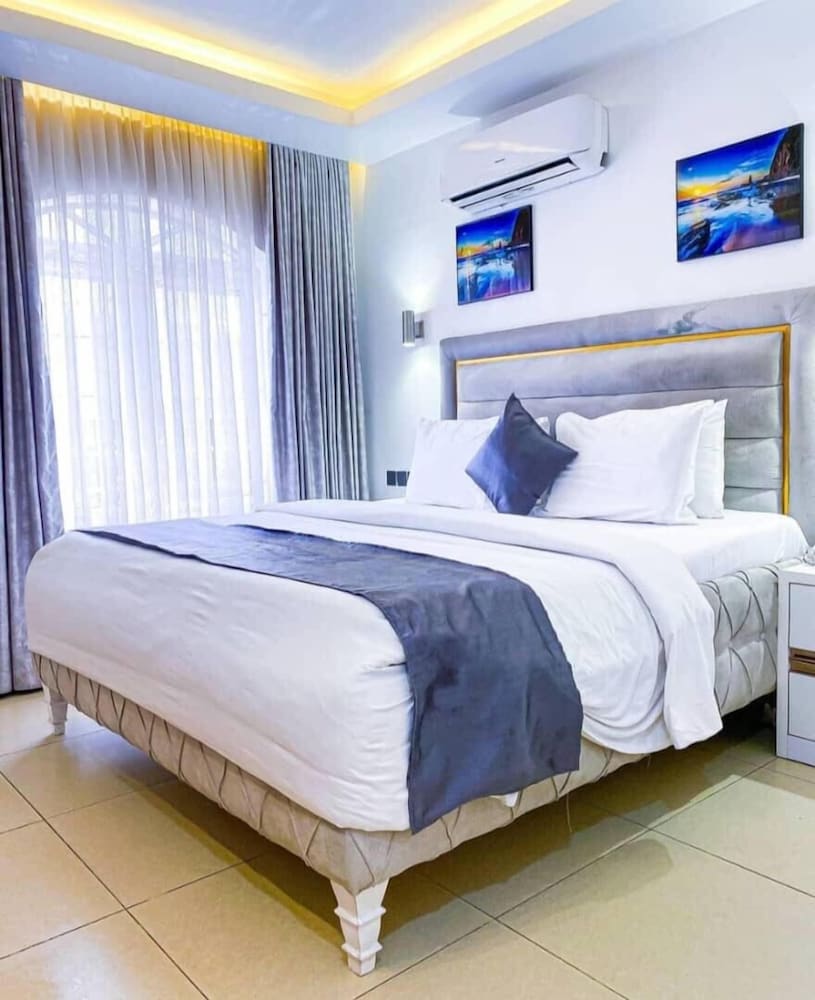 The Grosvenor Suite 3/47