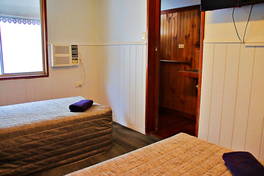 BRISBANE MANOR HOTEL 18/60