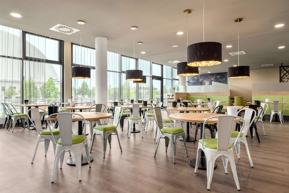Super 8 By Wyndham Oberhausen 27/36