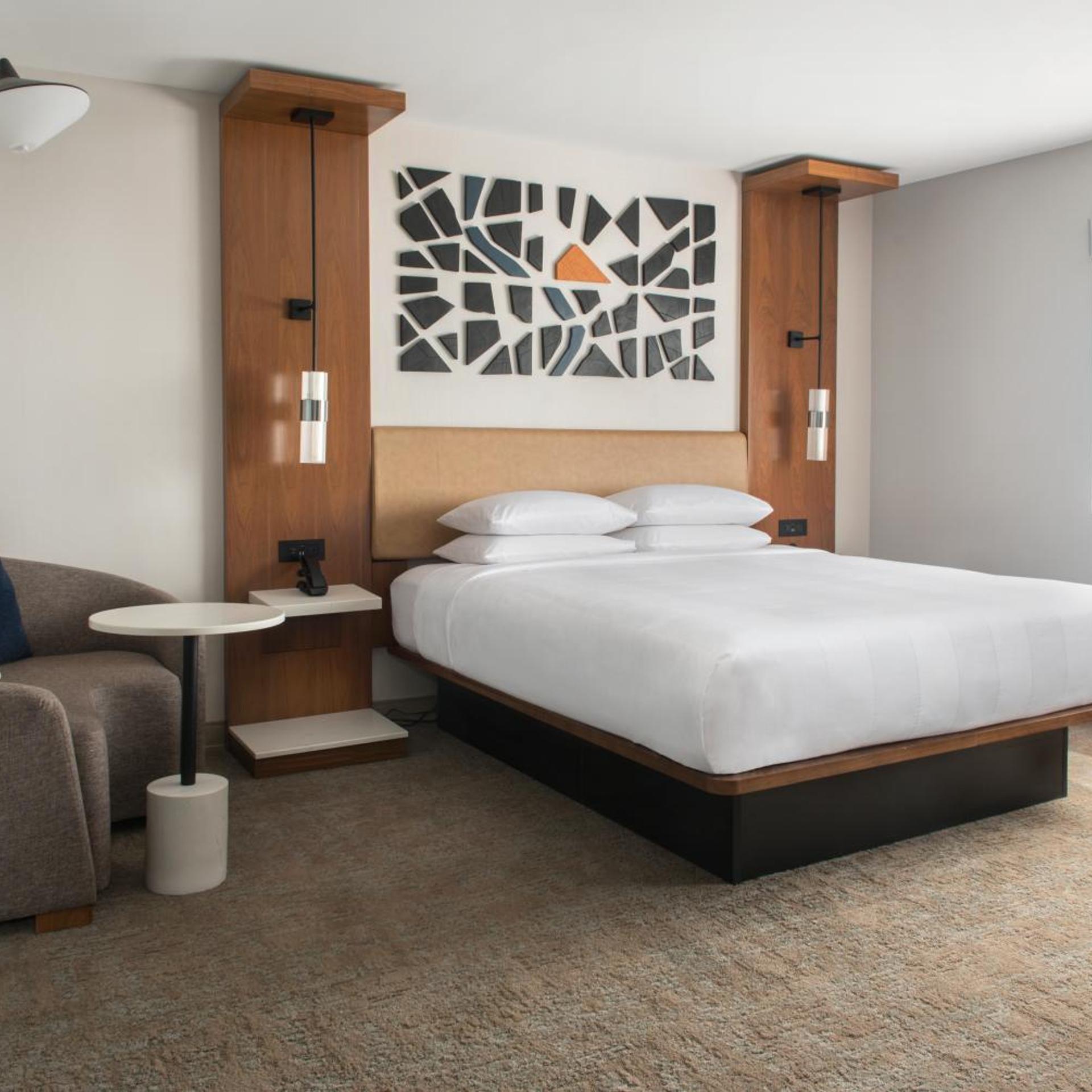 غرفة بسرير كينج بإطلالة على المدينة مع دخول صالة النادي، Marriott Springfield Downtown 2/8