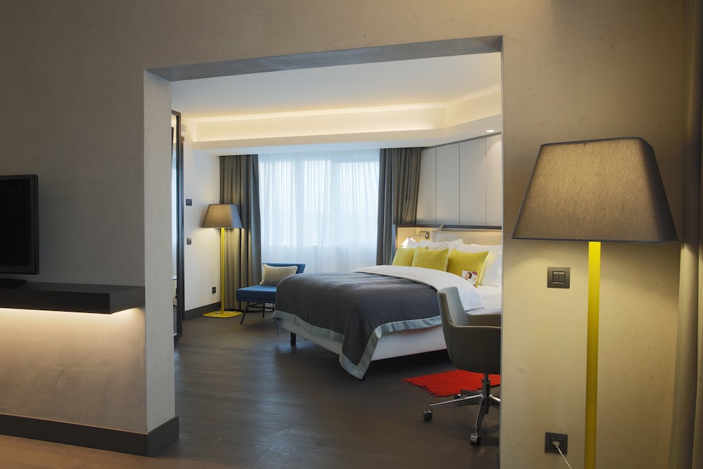 Crowne Plaza Belgrade 18/85