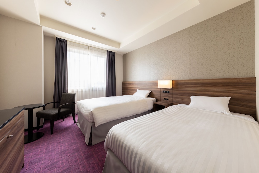 ROOM, SINGLE, TWIN BEDS