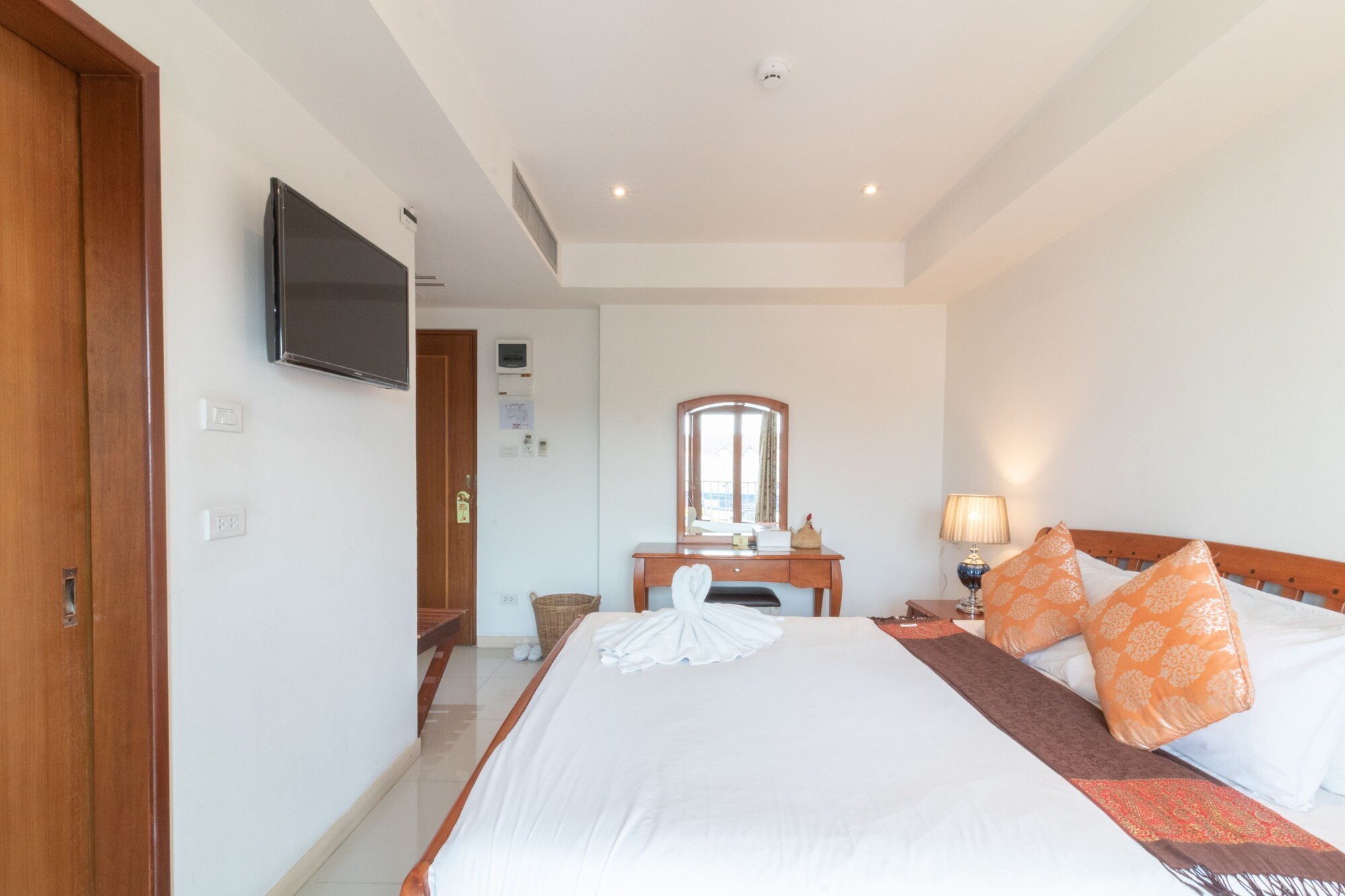 DELUXE, KING BED, BALCONY