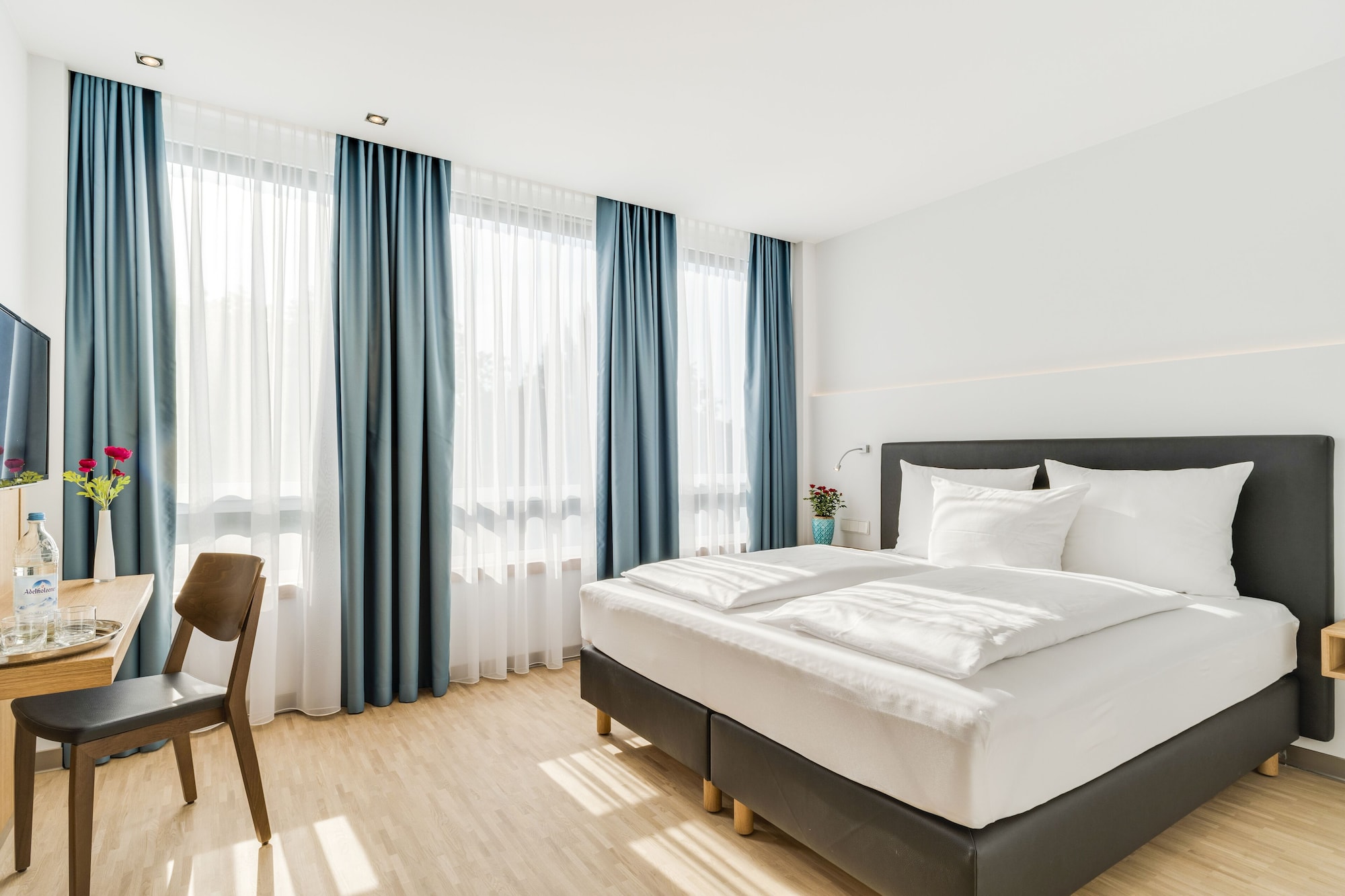 ROOM, SINGLE
