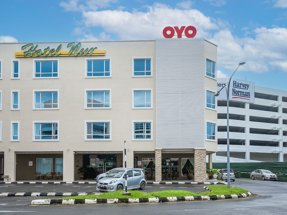 Super OYO 985 Hotel Nur 2/22
