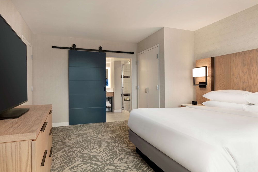 Room at DOUBLETREE BY HILTON CANTON DOWNTOWN, CANTON - OH