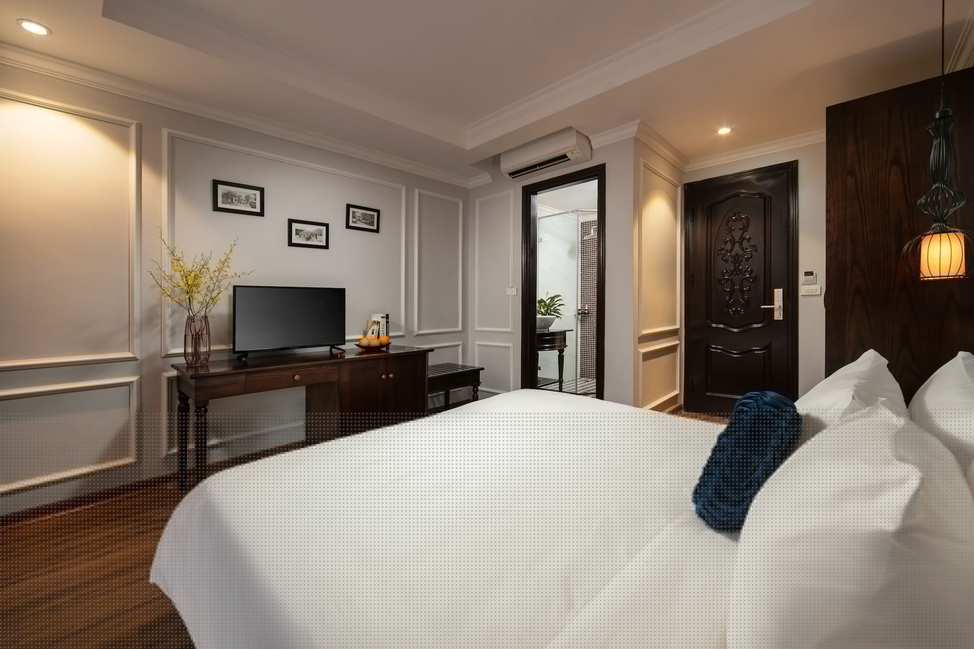JUNIOR, QUEEN BED, CITY VIEW