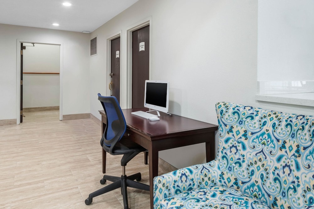 Quality Inn Coraopolis - Pittsburgh Airport 29/32
