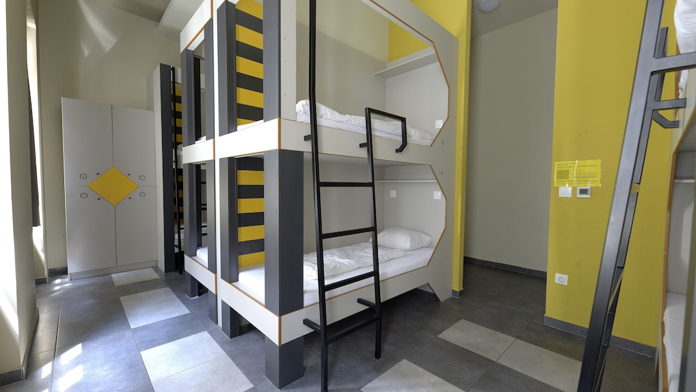 The Hive Party Hostel 11/65