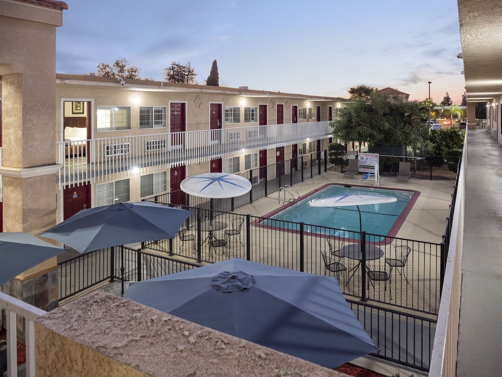 Dream Inn Fresno 8/50