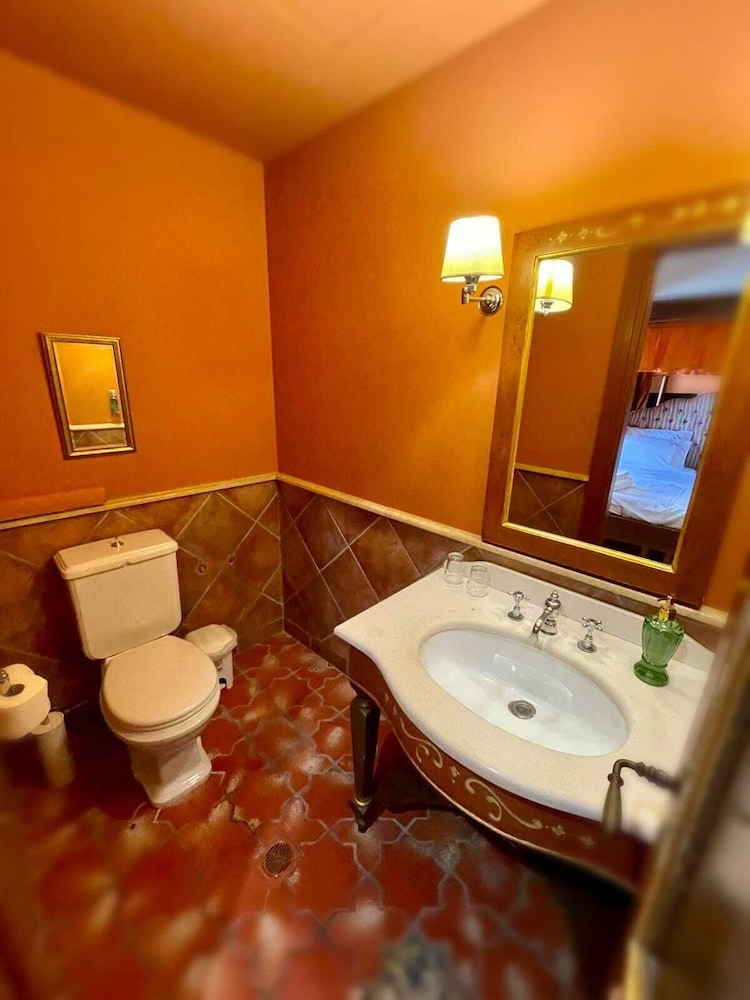 غرفة ديلوكس بسرير مزدوج، Le Convivial Luxury Suites & Spa 3/5