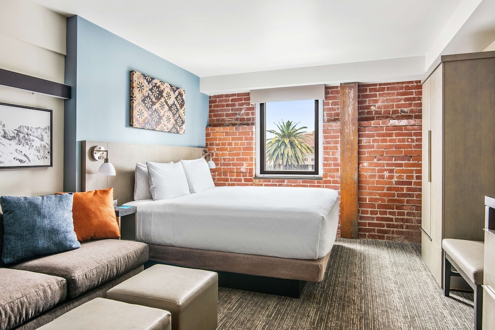 ROOM, KING BED, DEN, ACCESSIBLE