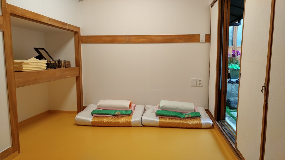 So Hyeon Dang Hanok Guesthouse 24/67