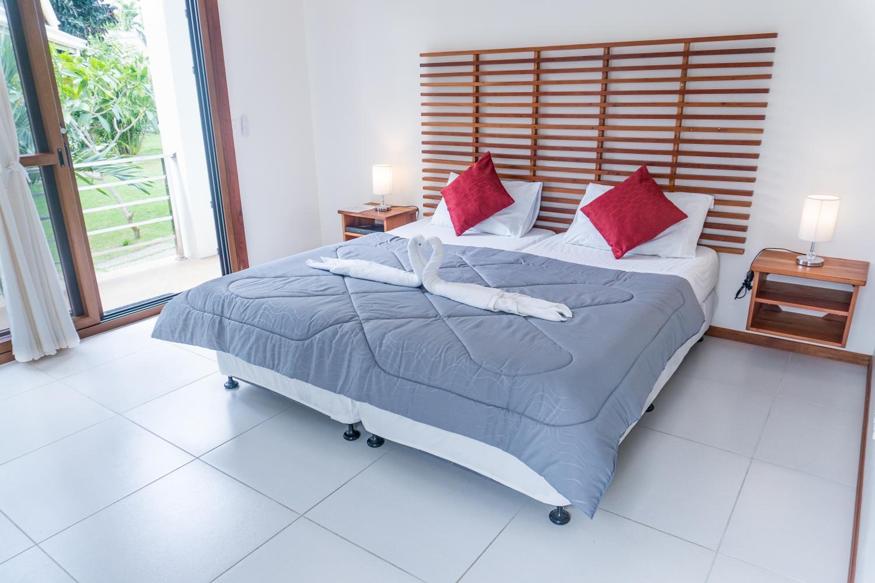 Super, Twin Beds