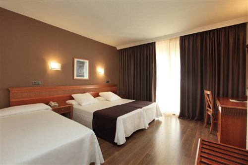 Room, Twin Beds, Pool View, Helios Hotel 2/2