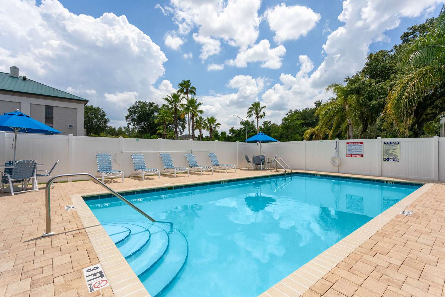 Days Inn & Suites by Wyndham Lakeland 48/85