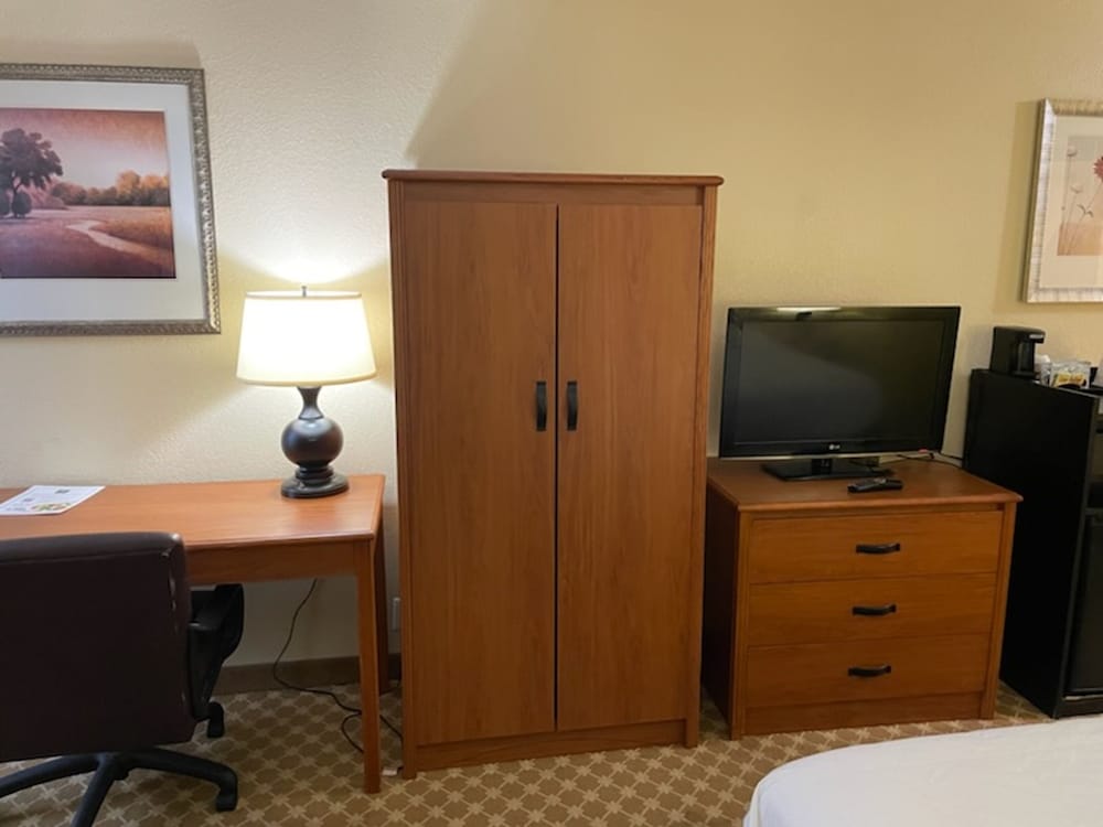 Quality Inn and Suites Saginaw, MI 37/47