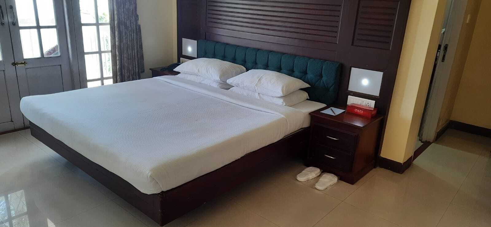 EXECUTIVE, SUITE