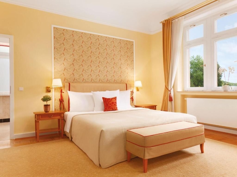 2 Bedrooms, Grand, Suite, 2 Double Beds, Garden View
