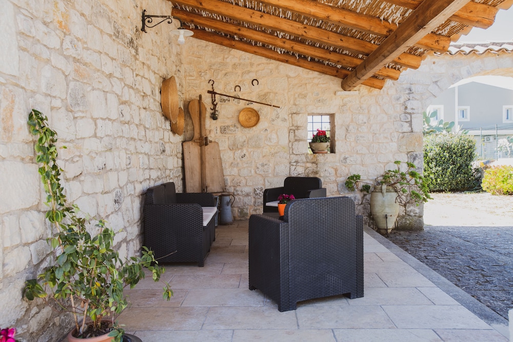 Borgo Monachella 2/50