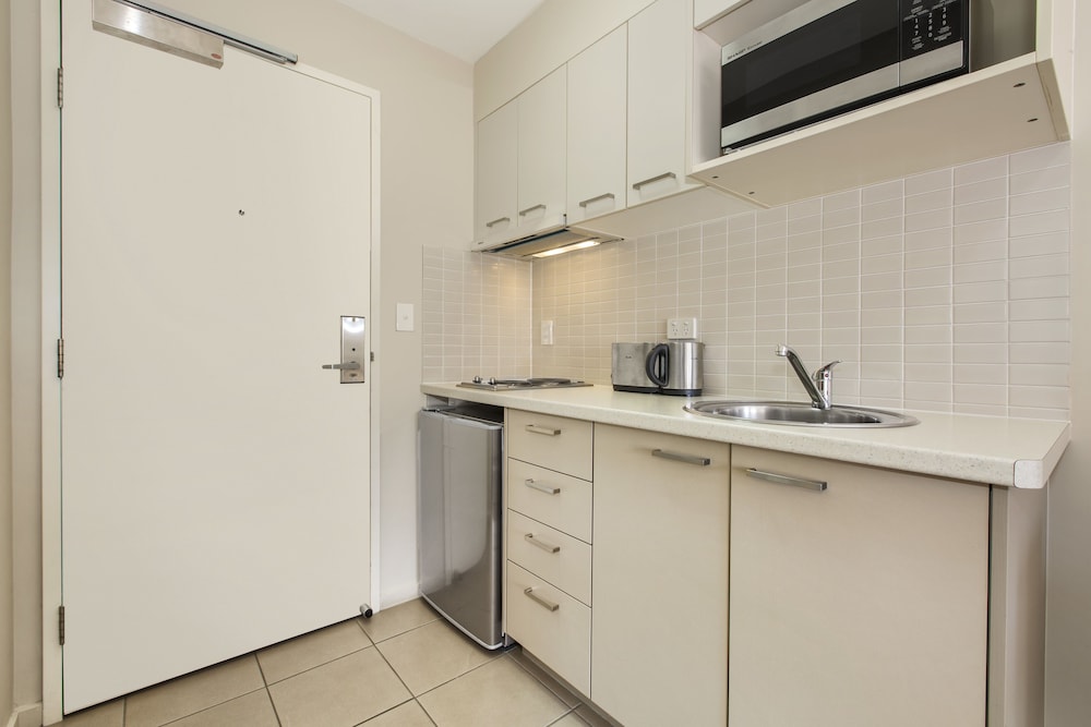 Gladstone Downtown Central Apartment Hotel 46/48