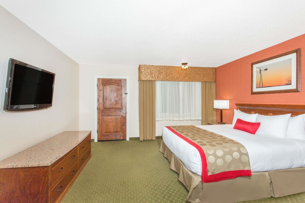 Ramada by Wyndham Elko Hotel at Stockmen's Casino 11/36