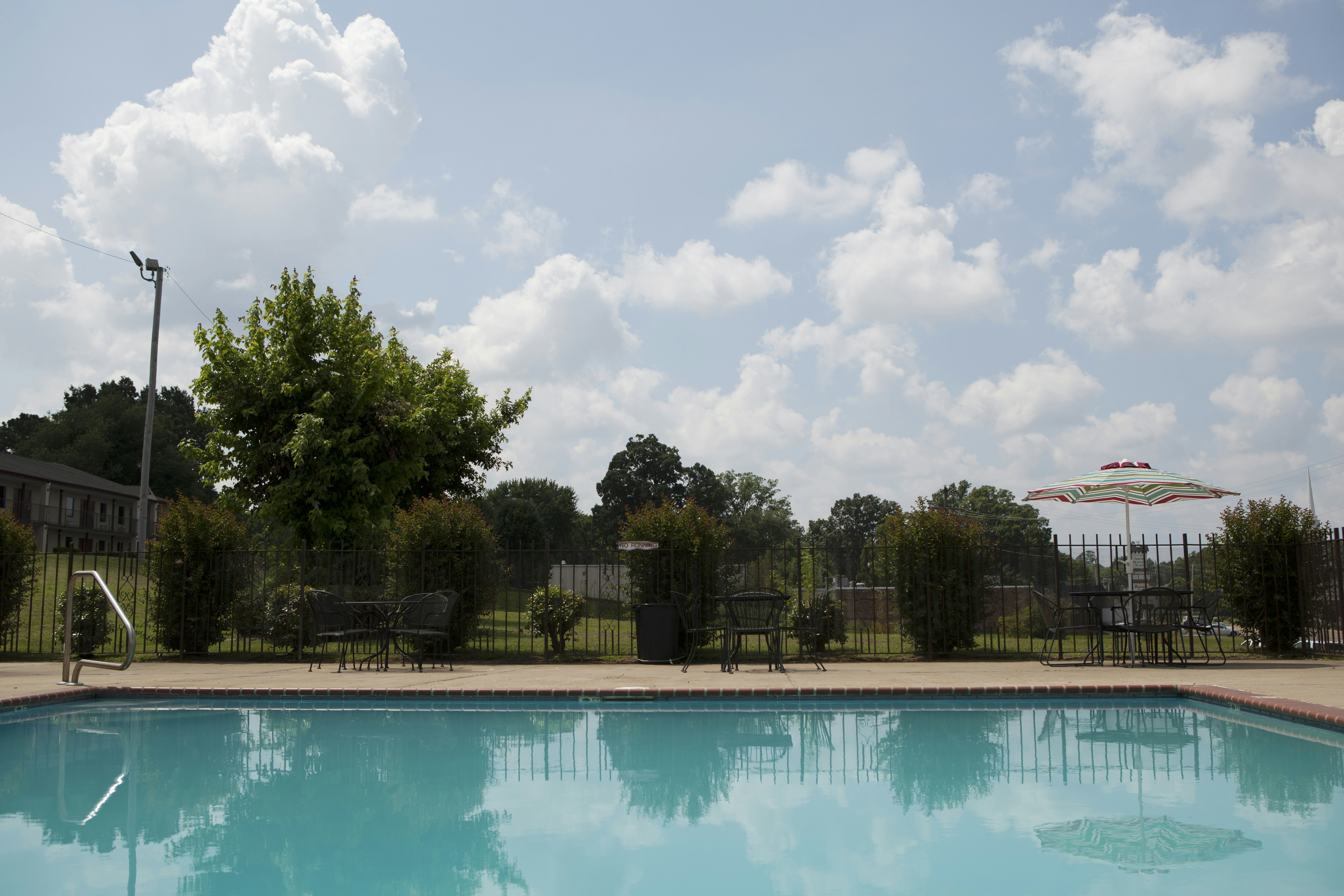 Red Roof Inn and Suites Jackson, TN 14/20