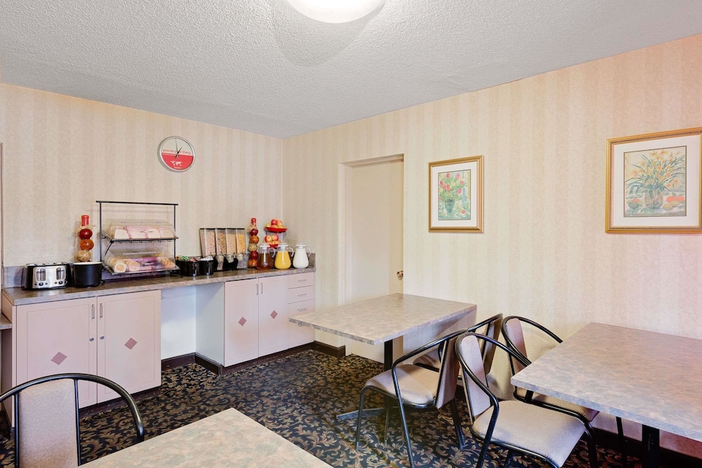 Metro Inn Calgary Northwest 16/24