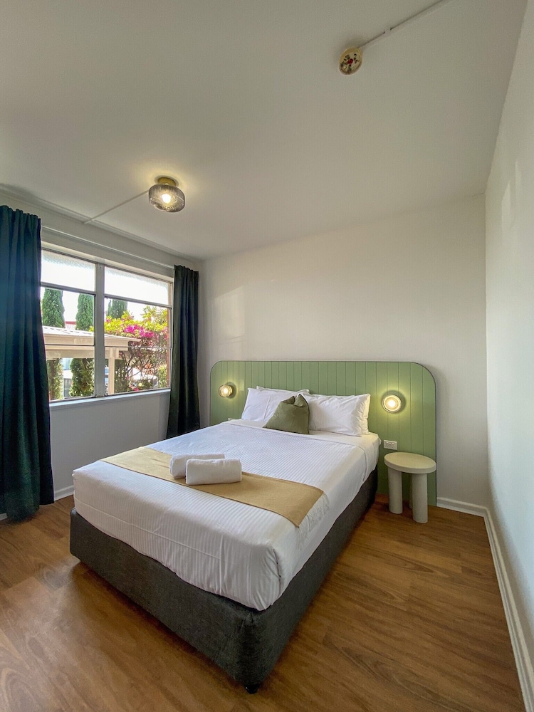 DELUXE, QUEEN BED