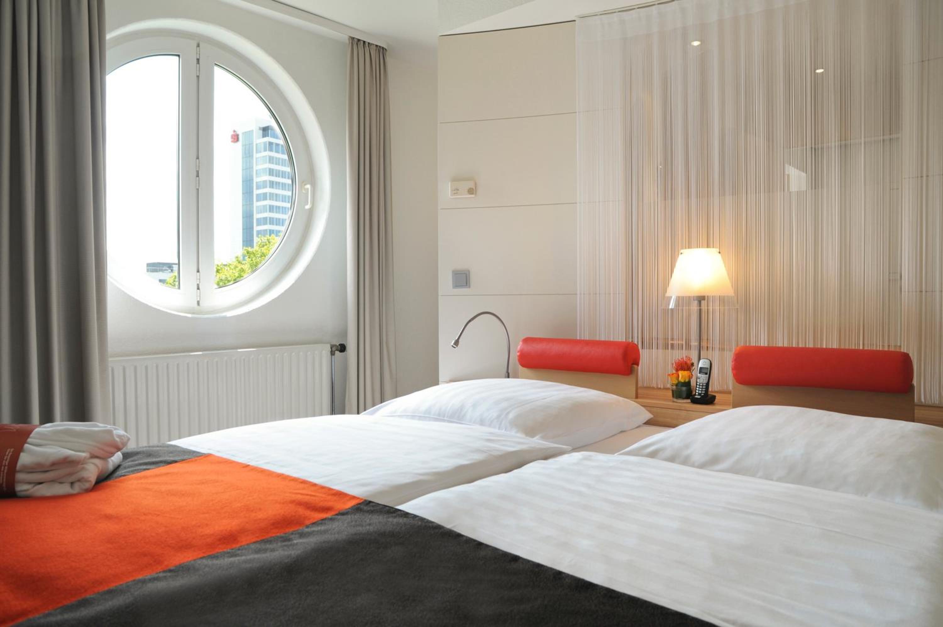 PRIVILEGE, SUITE, QUEEN BED, SOFA, BALCONY