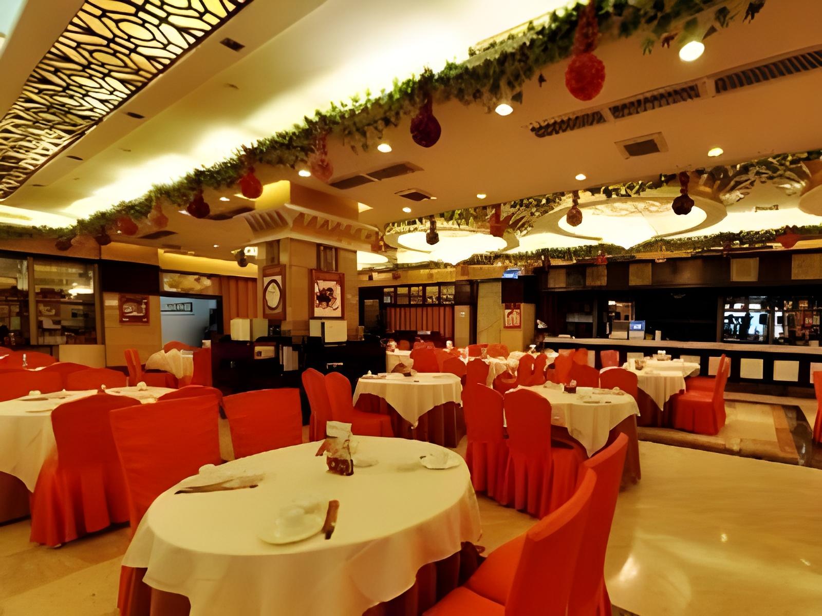 Vienna Hotel (Shenzhen Pinghu Center Metro Station) 37/42